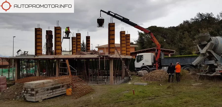 Camion grua para llenado de pilares de hormigon